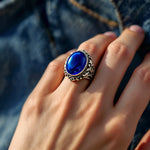 Lade Bild in die Galerieansicht, Mood ring worn on finger showing deep blue calm color