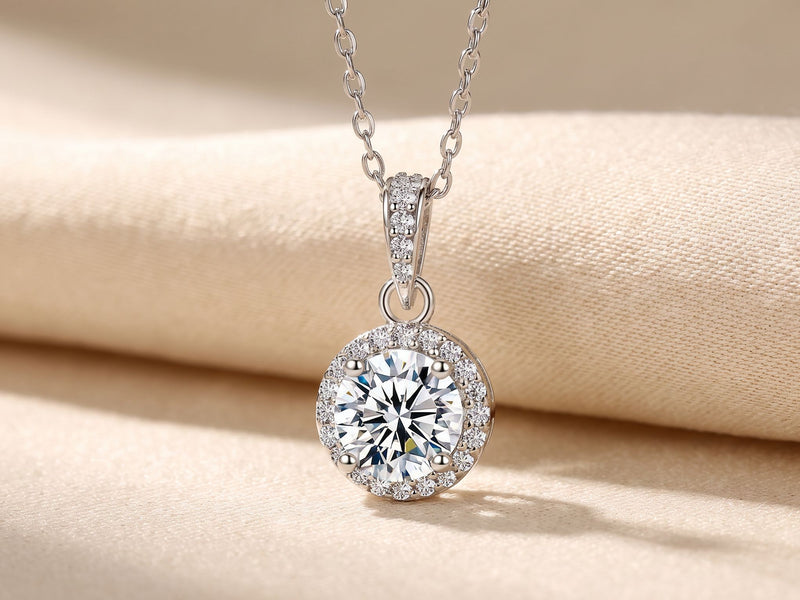 Halo Necklace Guide: What a Halo Setting Actually Does