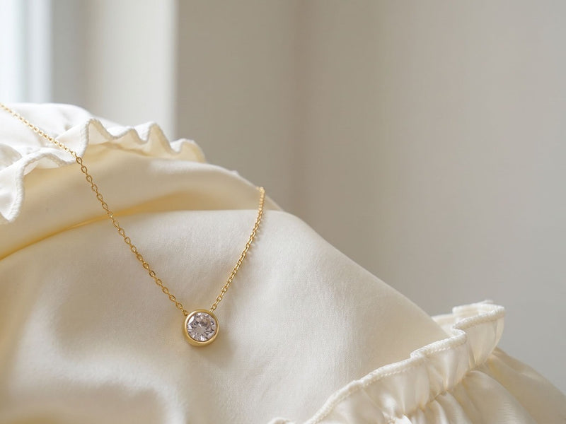 Necklace for an Off-the-Shoulder Dress: Length, Style and What to Pair