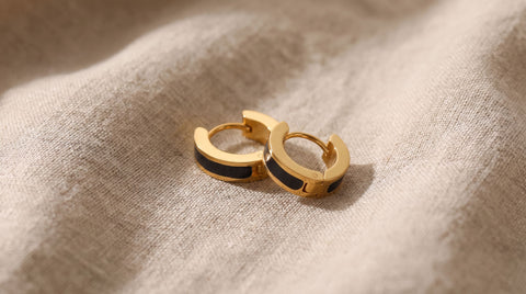 Gold-plated open C-shaped hoop earrings with a hinged snap closure, in 925 sterling silver