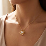 Lade Bild in die Galerieansicht, Love Knot Necklace worn at the collarbone, close-up, 18K gold plated finish
